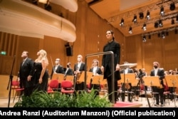 Оксана Линів з оркестром Болонського театру після концерту, 14 січня 2022 року, Auditorium Manzoni, Болонья