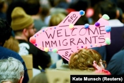 Трамптын иммиграциялык буйругуна каршы өткөн демонстрация учурунда тартылган сүрөт.