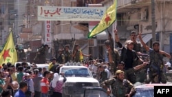 Түрк кошуундарынын Сириянын Камишли шаарчасындагы парады. 2015-жыл.