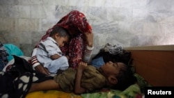 شماری اطفال مصاب به سو تغذی در بین خانواده های بیجا شده خیلی بلند است و به دلیل جنگهای جاری این رقم روبه افزایش می‎باشد.