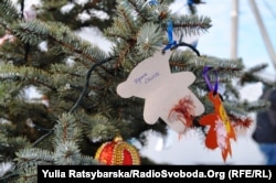 Саморобні іграшки на ялинку виготовили діти переселенців. Автори попідписували свої роботи. Загалом у містечку мешкає 300 людей, з них понад 70 дітей