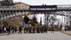 Банер на вулиці Інститутській, вивішений активістами до річниці розстрілів громадян, у лютому 2020 року