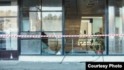 Разбитые стекла витрин в Челябинске