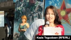 Девушка агитирует за воинскую службу по контракту на мобильном вербовочном пункте. Алматы, 28 августа 2013 года.