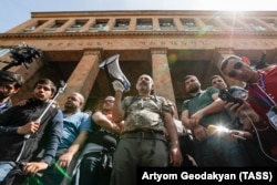 Opposition leader Nikol Pashinian (center) leads the protests in Yerevan on April 18.