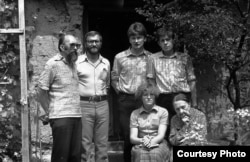 У Зоські Верас у «лясной хатцы». Вільня, лета 1983 году. Стаяць Лявон Луцкевіч, Пётра Садоўскі, Сяргей Шупа і Сяргей Мурашка. Сядзяць Тацяна Сапач і Зоська Верас.