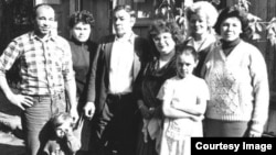 Семья Тамары Рейсиг перед отъездом в Германию стоит перед домом в Слободке, построенным отцом Тамары. 1992 год.