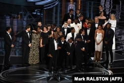 Команда "Лунного света" на сцене театра "Долби"