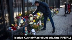 Орус элчилигинин алдында авиакырсыктан өлгөндөрдү эскерүү. Киев. 2-ноябрь, 2015