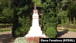 Черновцы, парк Университета, памятник его архитектору Главке