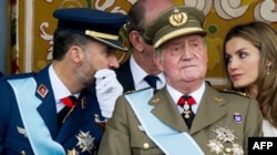 Хуан Карлос I с сыном, наследным принцем Фелипе, и с супругой наследника, принцессой Летисией. Военный парад в Мадриде, 12 октября 2012 года