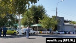 Узбекские милиционеры (слева) рядом с мечетью во время пятничной молитвы. Иллюстративное фото