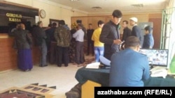 Bankomatlaryň öňündäki nobatlar käte 100 adamdan hem geçýär.