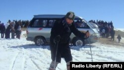 جوانان با شوق فراوان به ورزش سکی رو می آورند.