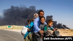 Сириялык күрддөр уруш зонасынан качып баратышат. Тал Тамр шаарынын жака-бели. 16-октябрь, 2019-жыл.