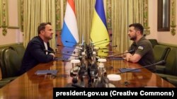 Президент України Володимир Зеленський і прем’єр-міністр Люксембургу Ксав’є Беттель (ліворуч). Київ, 21 червня 2022 року