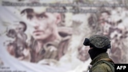 Российский солдат около военной базы в селе Перевальное, Крым, апрель 2014 года