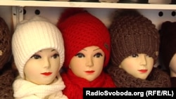 На місцнвому ринку можна знайти чималий вибір шапок