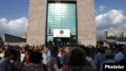 Դատարանի շենքի մոտ: