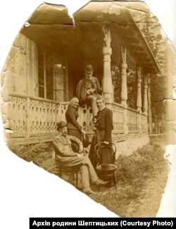 Граф Ян Кантій Шептицький, графиня Софія Шептицька (ур. Фредро), граф Казимир (о. Климентій) Шептицький, граф Роман (о. Андрей) Шептицький у Закопаному. Квітень 1892 р.