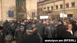 Акция протеста сотрудников завода «Наирит» перед зданием Министерства энергетики и природных ресурсов Армении, Ереван, 27 января 2015 г.