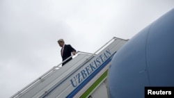Госсекретарь США Джон Керри спускается с трапа самолета. Самарканд, 1 ноября 2015 года.