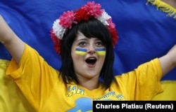 Донецьк, 15 червня 2012 року. Вболівальниця за Національну збірну України з футболу під час «Євро-2012 » на стадіоні «Донбас Арена»