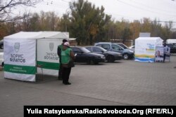 Агітаційні намети обох кандидатів на посаду мера Дніпропетровська розміщуються поруч