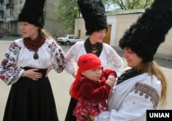 Учасниці музичного етно-гурту «ДахаБраха» перед початком фестивалю «Відчуй смак рідної мови» в рамках міжнародного свята «Екологія спілкування» в Києві, 28 квітня 2007 року