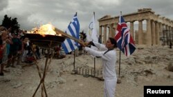 Церемония зажжения олимпийского огня в Греции