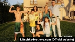 Віталій Кличко із сім’єю на подвір’ї будинку за адресою 2055 Stradella RD Los Angeles