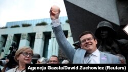 Жогорку соттун төрайымы 4-июлда жумушка чыкты. Ал сот реформасына каршы чыккан митингчилер менен турат. 4-июль, 2018-жыл.