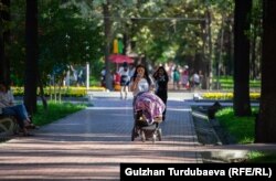 Күн салкында сейилге чыккан эне-бала.