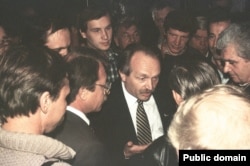 В'ячеслав Чорновіл розмовляє із гірниками шахти імені Поченкова. Макіївка, Донецька область. 1990 рік