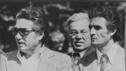 Чыңгыз Айтматов жана тажик акыны Мумин Каноат.