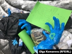 Руки в смітті: акція еко-активістів до Дня переробки відходів