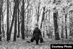 НЕАБАРОНЕНАСЬЦЬ 1. Жанчына нясе дамоў здабытыя ў адыходах аўтапакрышкі для ўласнага падворку. 15 кастрычніка 2013.