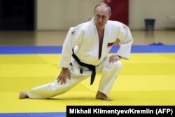 Путину уже за 60, но он в хорошей форме.