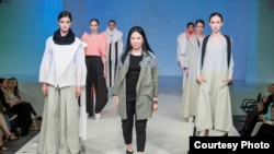 Кыргызстандык дизайнер Аида Робертованын (ортодо) Москвадагы мода көргөзмөсү. Сүрөттүн автору - Дмитрий Бабушкин.