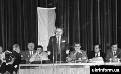 Президія міжнародного симпозіуму «Голодомор-33». Виступає громадсько-політичний діяч, письменник Іван Драч. Другий праворуч: Джеймс Мейс – виконавчий директор Комісії дослідників при Конгресі США