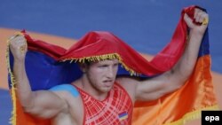 Артур Алексанян празднует победу в финальном поединке на Олимпиаде в Рио