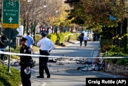 Көлікпен шабуыл болған жерде шашылып жатқан велосипедтер. Нью-Йорк, 31 қазан 2017 жыл.