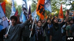 Түркия парламенти Сирияга жооп кайтаруу маселесин талкуулап жатканда Анкарада согушка каршы өткөн марштан бир көрүнүш. 4-октябрь 2012