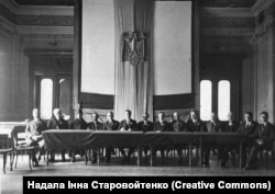 Євген Чикаленко серед викладачів Української господарської академії (УГА) (п’ятий: зліва направо). Місто Подєбради, Чехословаччина