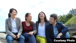 Алтынай Мырзабекова с друзьями