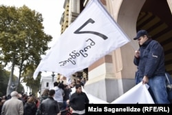 Акция протеста у здания тбилисской оперы