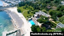 Будинок, басейн, причал і зелений газон... Так функціонує «лабораторія»