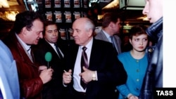 Марк Дейч берёт интервью у Михаила Горбачёва (1995 г.)