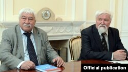 Профессорлор Юлий Худяков менен Астайбек (Виктор) Бутанаев. Бишкек. 18.4.2017.