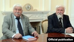 Профессоры Юлий Худяков и Виктор Бутанаев. Бишкек. 18.4.2017.